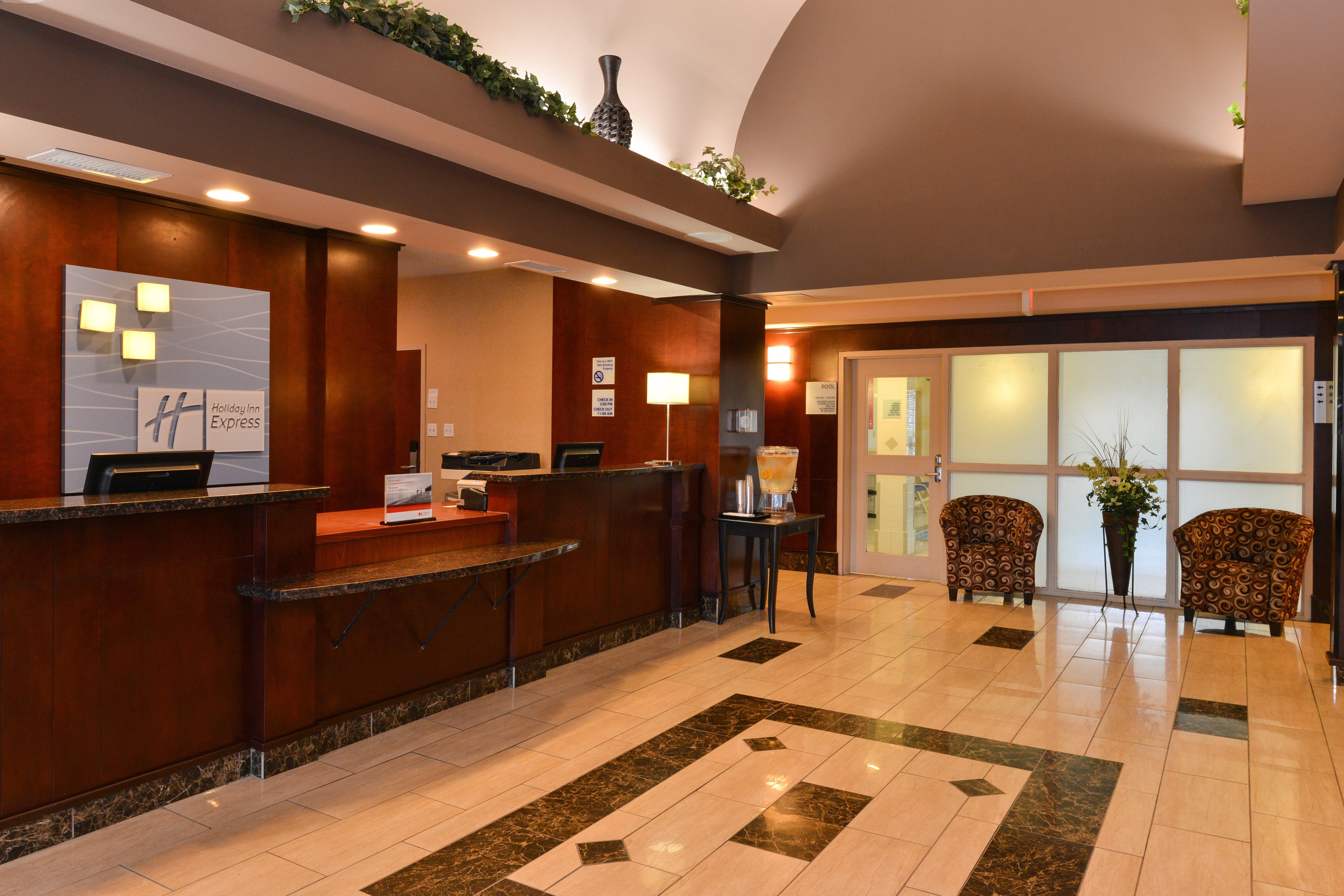 Holiday Inn Express Edmonton North By Ihg Bagian luar foto