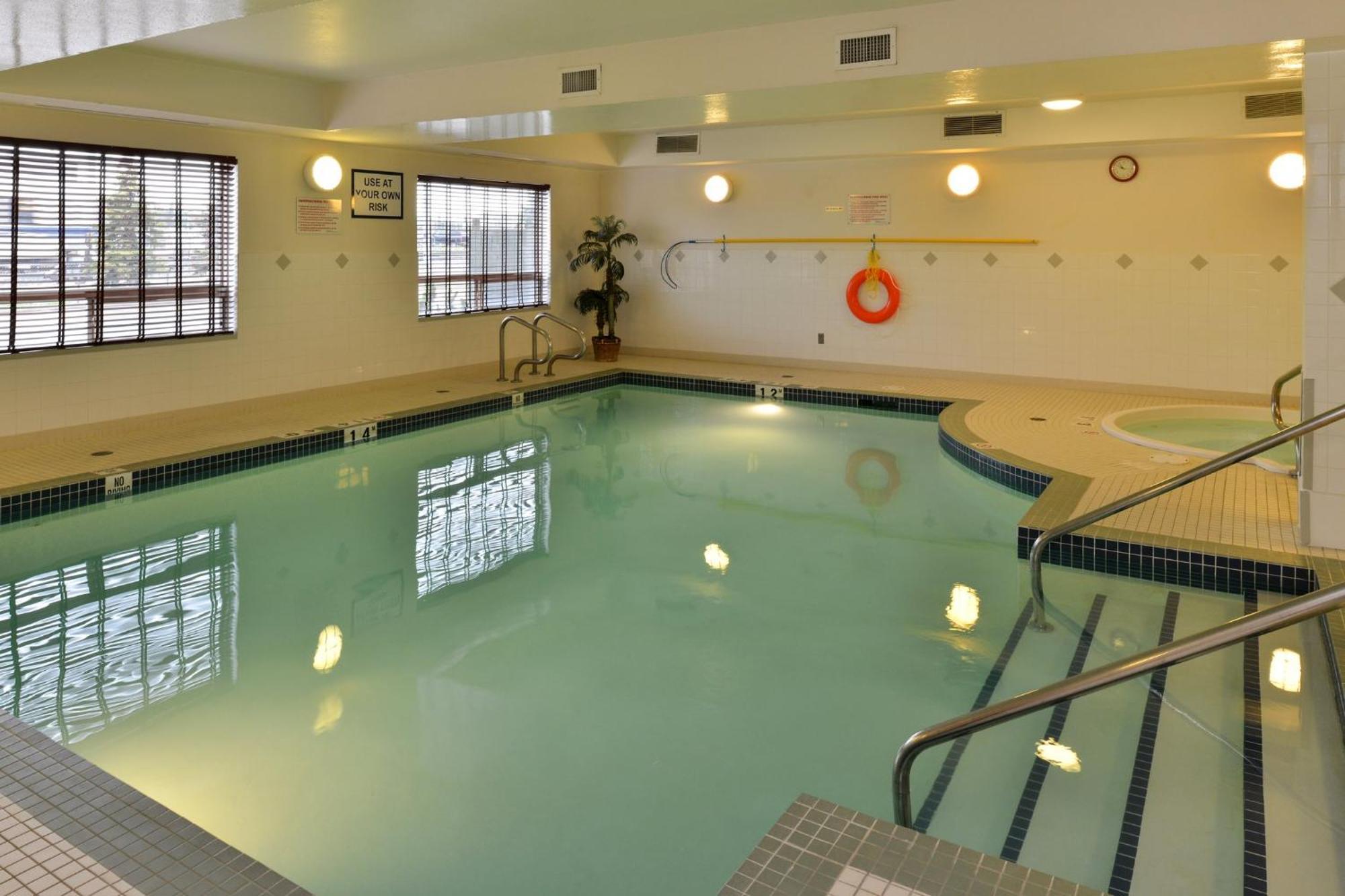 Holiday Inn Express Edmonton North By Ihg Bagian luar foto