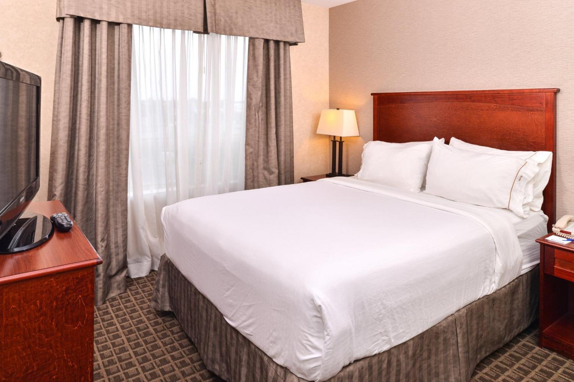 Holiday Inn Express Edmonton North By Ihg Bagian luar foto